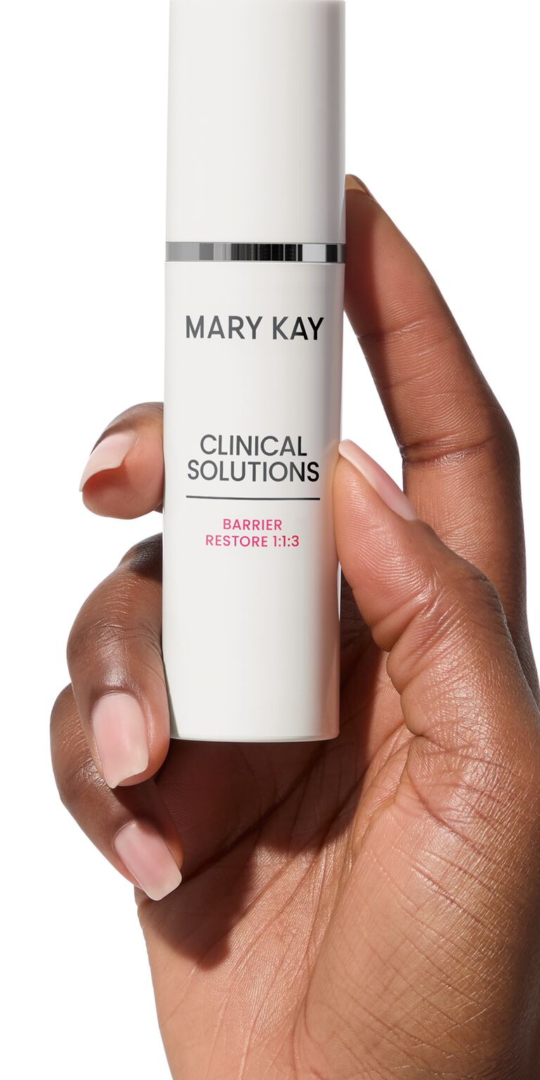 Mano sosteniendo la Loci&oacute;n Facial Restauradora de la Barrera Mary Kay Clinical Solutions&reg; 1:1:3