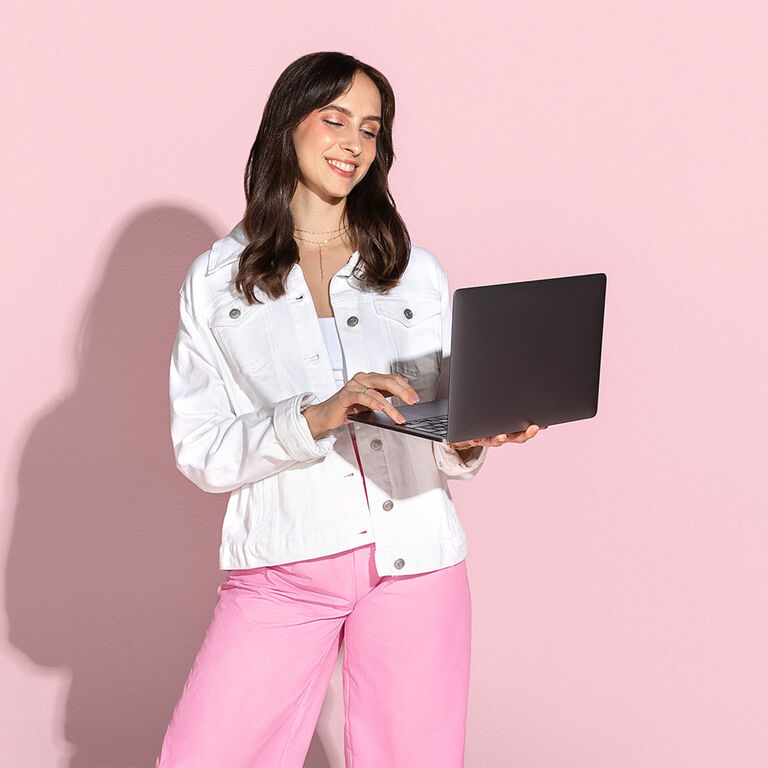 Mujer trabajando en su computador