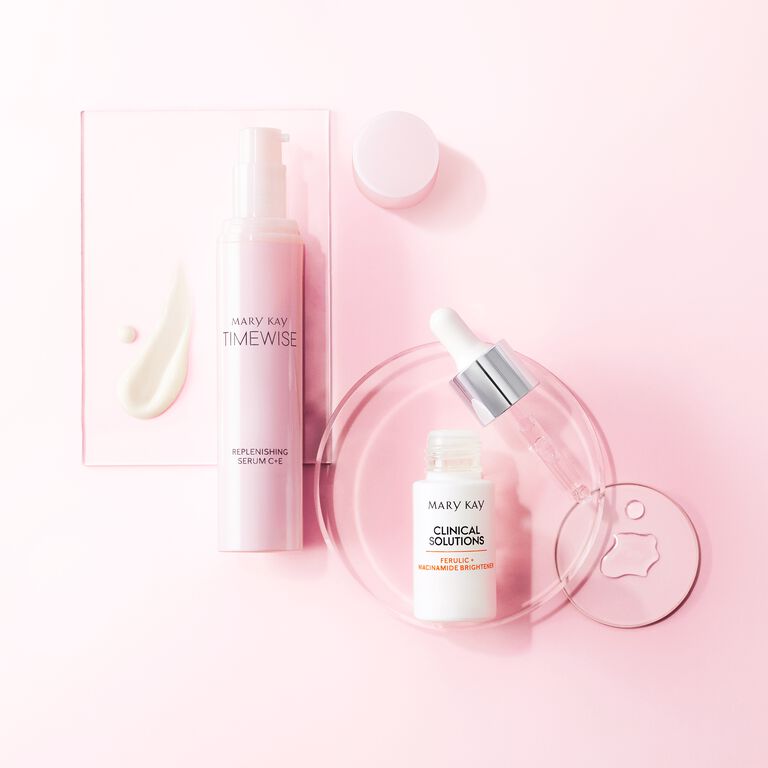 Mary Kay Clinical Solutions Brightener y suero con vitaminas C+E en recipientes de vidrio de laboratorio. 