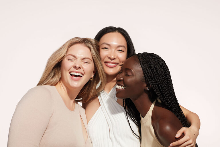 Grupo de tres mujeres sonriendo