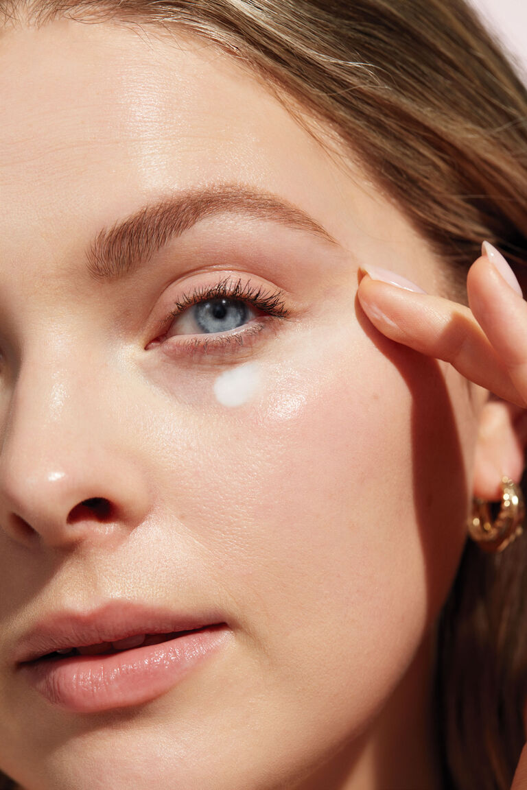 Primer plano del rostro de una mujer con la Crema para el Contorno de los Ojos TimeWise&reg; de Mary Kay&reg;