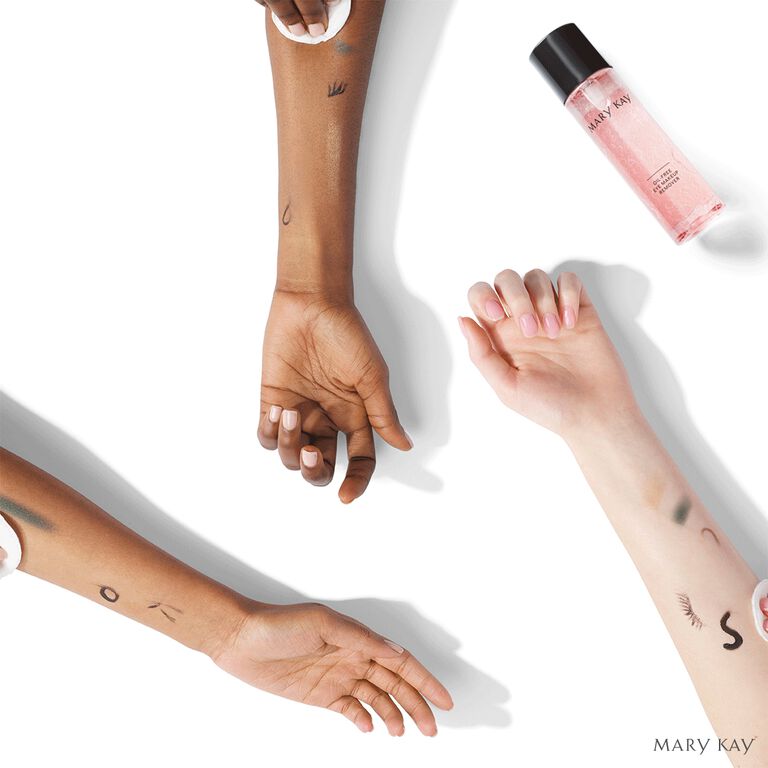 Gif de la Loci&oacute;n Desmaquillante de Ojos Libre de Aceite Mary Kay&reg; retirando maquillaje de los brazos de las modelos
