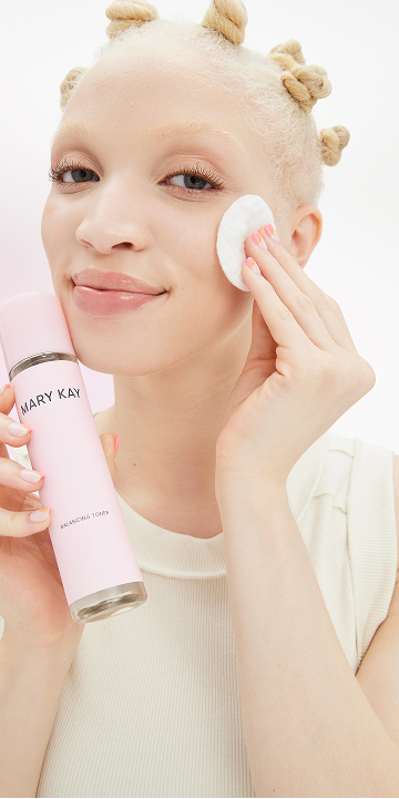 Modelo rubia aplicando el T&oacute;nico Balanceador Mary Kay&reg; en la mejilla