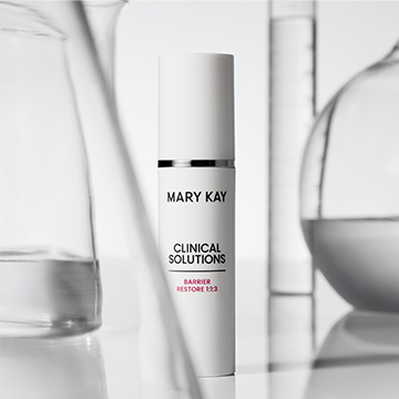 Botella de la Loci&oacute;n Facial Restauradora de la Barrera Mary Kay Clinical Solutions&reg; 1:1:3 rodeada de recipientes de vidrio