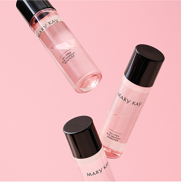 Botellas de la Loci&oacute;n Desmaquillante de Ojos Libre de Aceite Mary Kay&reg; flotando sobre fondo rosa