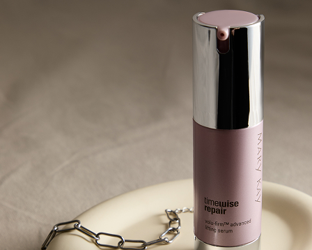 Aplicaci&oacute;n de crema para el contorno de ojos.
